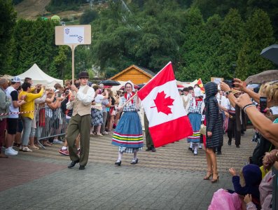 Barwny korowód z okazji TKB przeszedł przez Wisłę